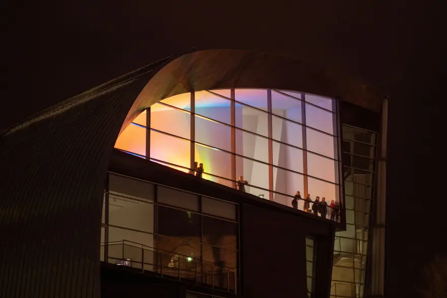 Kiasma-museon ylimmän kerroksen galleriatilassa näkyvät värivalot katutasolta nähtynä.